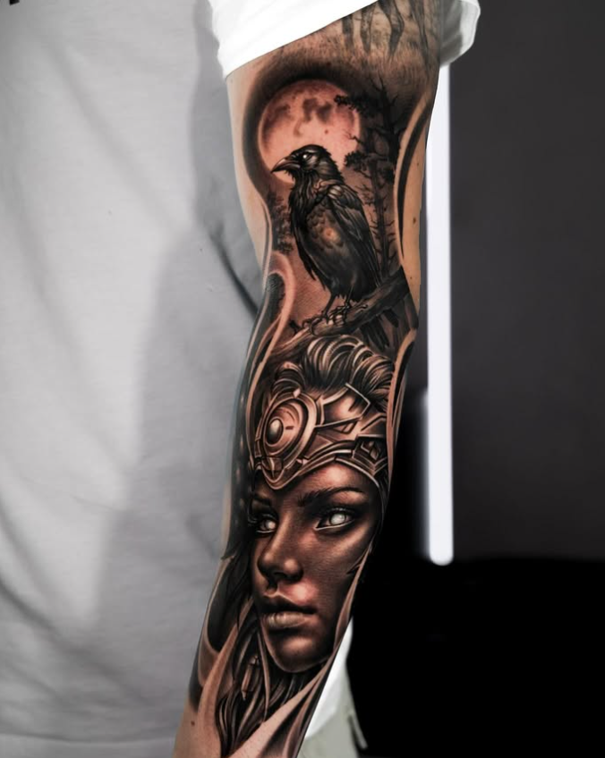 Tatuaje de mujer con cuervo