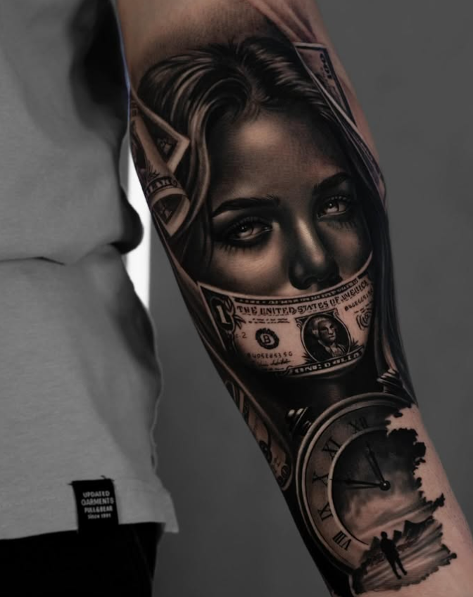 Tatuaje de mujer con billete y reloj