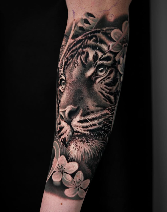 Tatuaje de tigre con flores